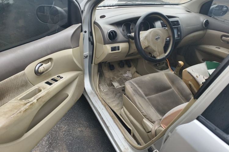 Used Nissan Livina 2010 Jingyue Edition 1.6L Manual All-Around Model Driver Seat