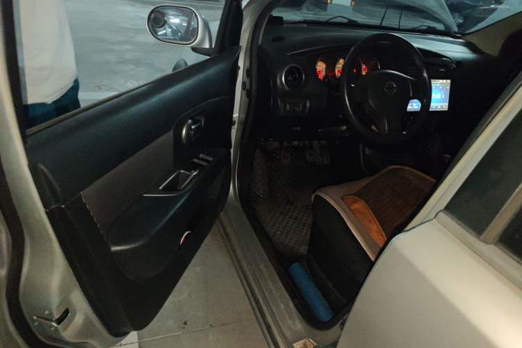 Used Nissan Livina 2010 Jingrui Edition 1.6L Manual Standard Model Driver Seat