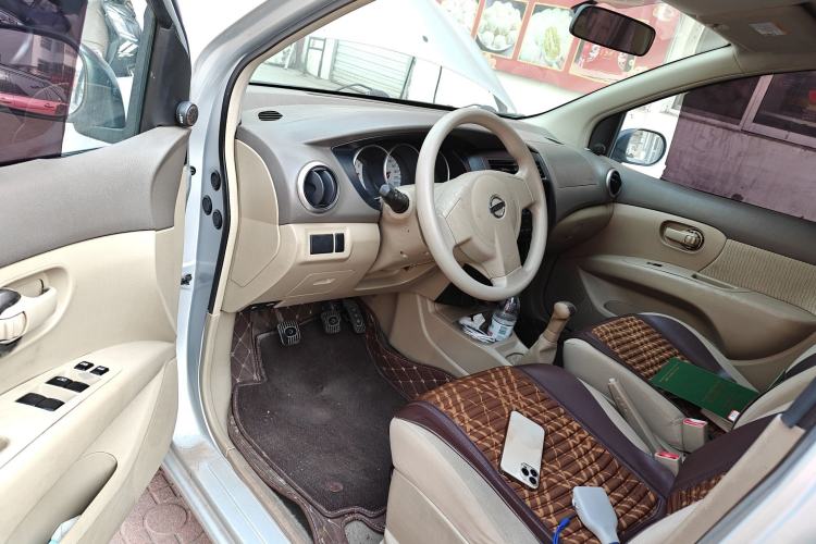 Used Nissan Livina 2010 Jingyue Edition 1.6L Manual All-Around Model Driver Seat