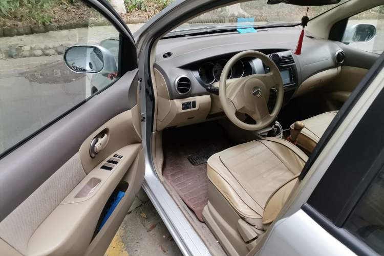 Used Nissan Livina 2010 Jingyue Edition 1.6L Manual All-Around Model Driver Seat