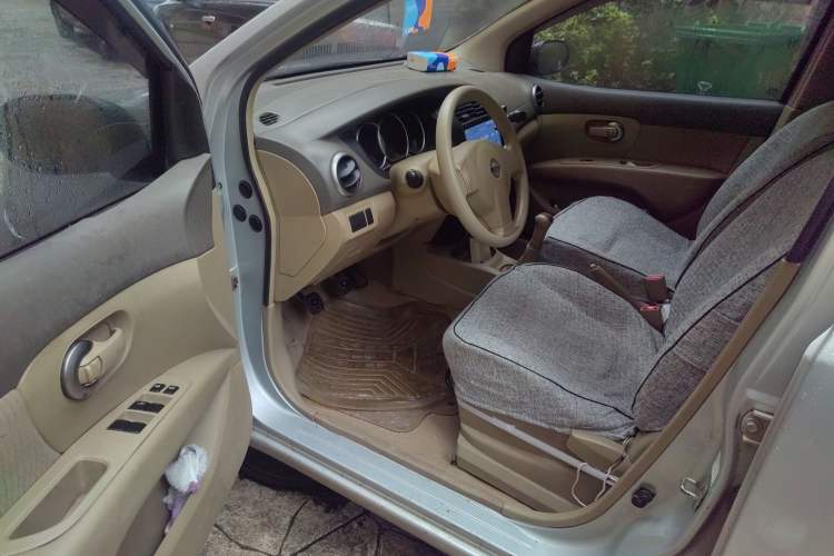Used Nissan Livina 2010 Jingyue Edition 1.6L Manual All-Around Model Driver Seat