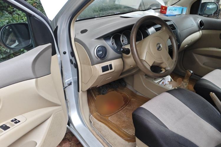 Used Nissan Livina 2010 Jingyue Edition 1.6L Manual Supercharged Model Driver Seat