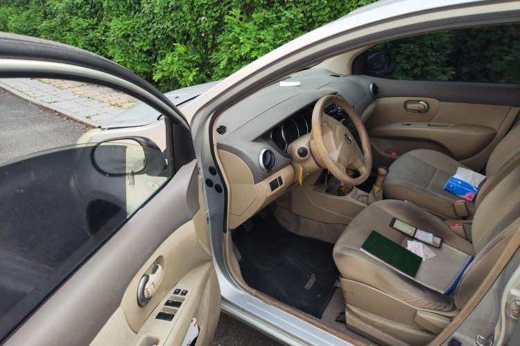 Used Nissan Livina 2010 Jingyue Edition 1.6L Manual All-Around Model Driver Seat