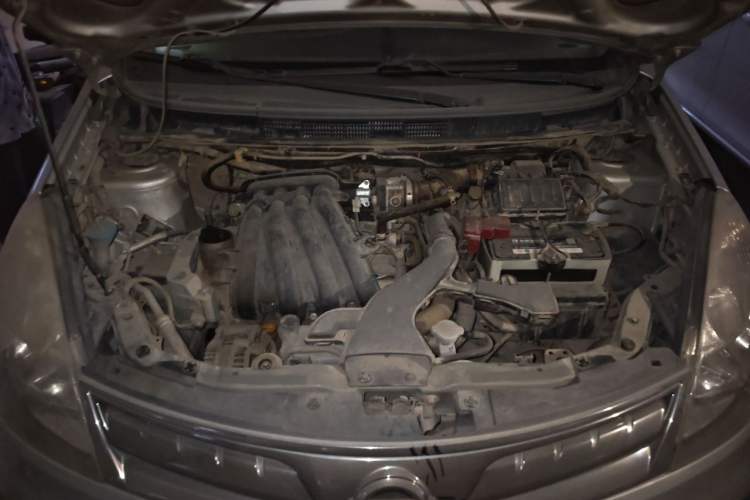 Used Nissan Livina 2010 Jingyue Edition 1.6L Manual All-Around Model Engine Bay