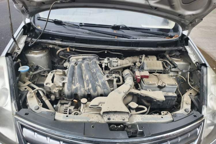 Used Nissan Livina 2010 Jingyue Edition 1.6L Manual All-Around Model Engine Bay