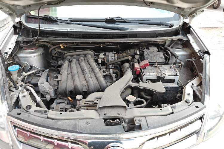 Used Nissan Livina 2010 Jingyue Edition 1.6L Manual All-Around Model Engine Bay