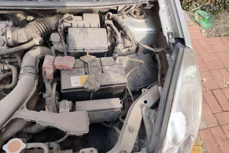 Used Nissan Livina 2010 Jingyue Edition 1.6L Manual All-Around Model Engine Bay Left