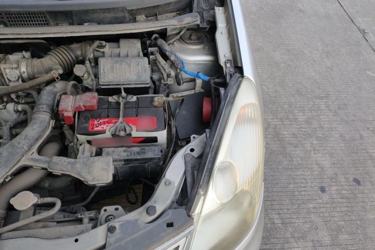 Used Nissan Livina 2010 Jingyue Edition 1.6L Manual All-Around Model Engine Bay Left