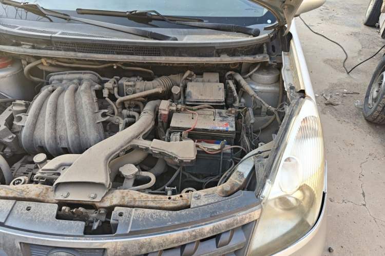 Used Nissan Livina 2010 Jingyue Edition 1.6L Manual All-Around Model Engine Bay Left