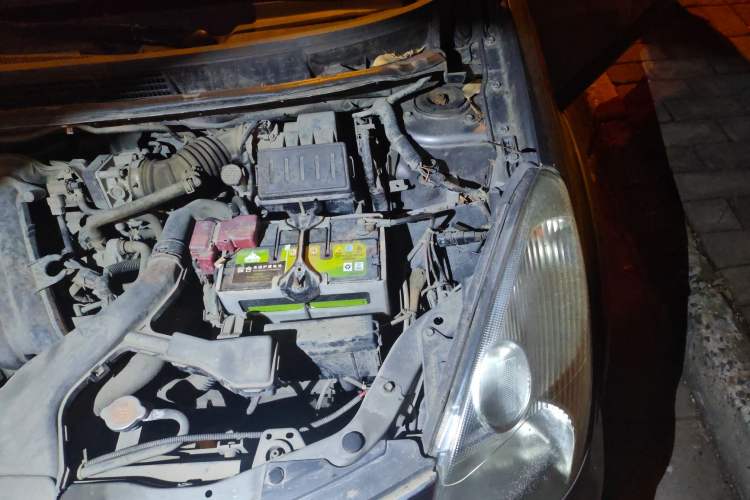 Used Nissan Livina 2010 Jingrui Edition 1.6L Manual Standard Model Engine Bay Left