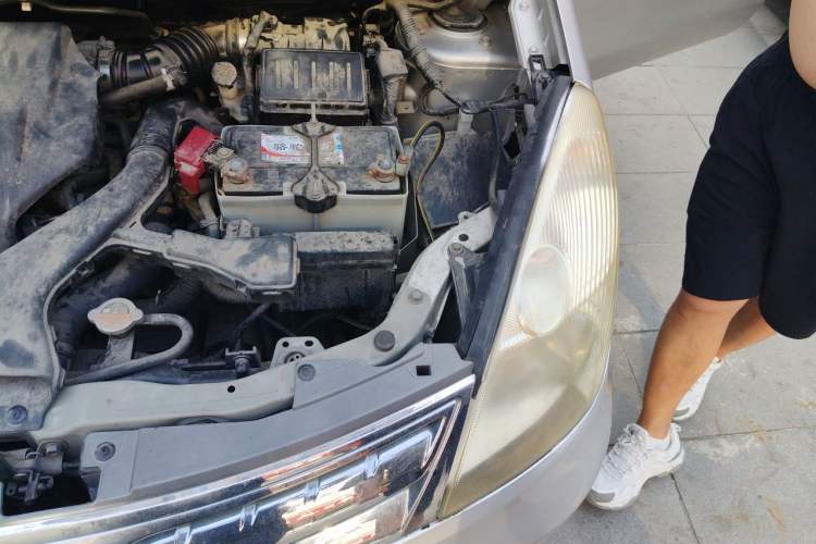 Used Nissan Livina 2010 Jingyue Edition 1.6L Automatic All-in-One Model Engine Bay Left