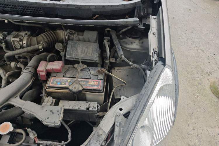 Used Nissan Livina 2010 Jingrui Edition 1.6L Manual Standard Model Engine Bay Left