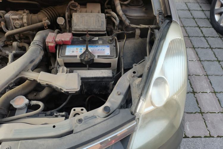 Used Nissan Livina 2010 Jingrui Edition 1.6L Manual Standard Model Engine Bay Left