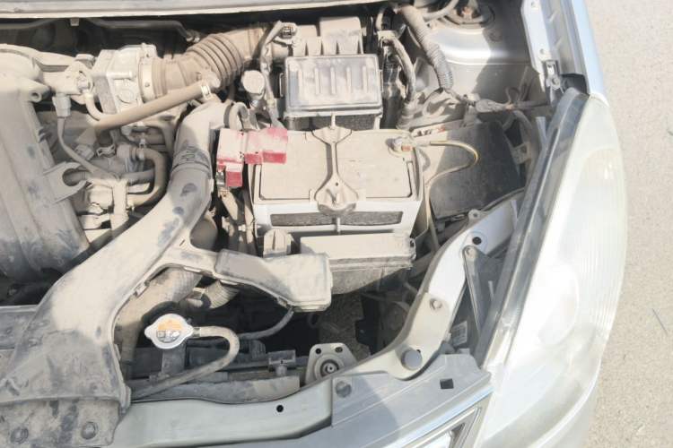 Used Nissan Livina 2010 Jingyue Edition 1.6L Manual All-Around Model Engine Bay Left