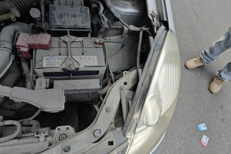 Used Nissan Livina 2010 Jingyue Edition 1.6L Manual All-Around Model Engine Bay Left