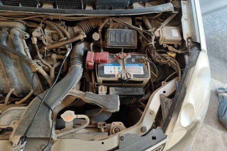 Used Nissan Livina 2010 Jingyue Edition 1.6L Manual All-Around Model Engine Bay Left