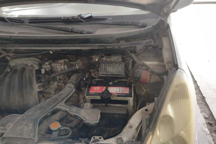 Used Nissan Livina 2010 Jingyue Edition 1.6L Manual All-Around Model Engine Bay Left