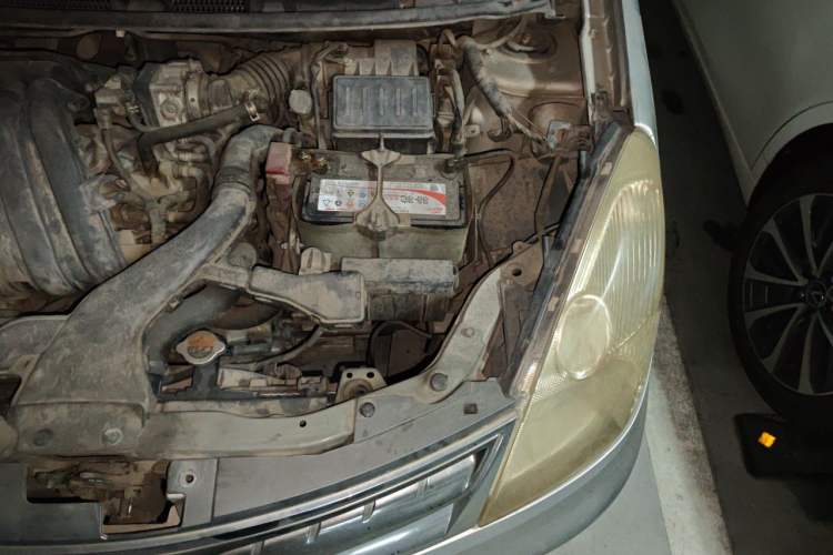 Used Nissan Livina 2010 Jingyue Edition 1.6L Manual All-Around Model Engine Bay Left