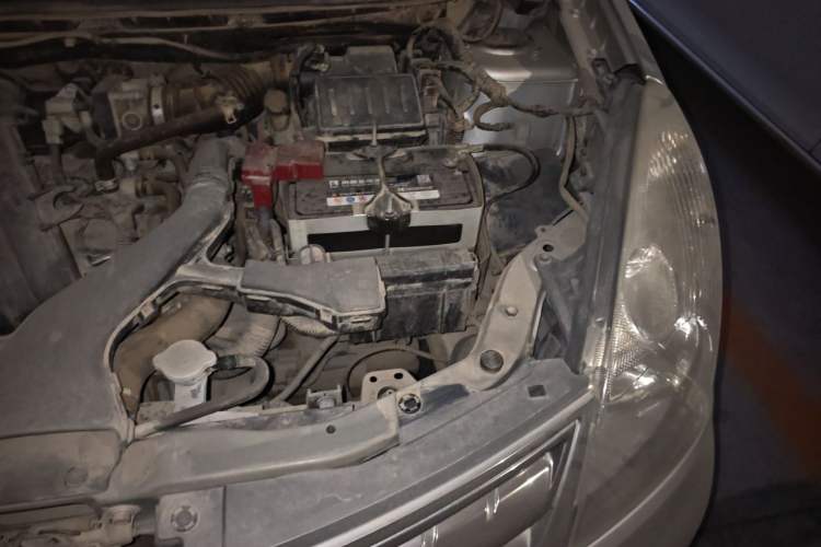 Used Nissan Livina 2010 Jingyue Edition 1.6L Manual All-Around Model Engine Bay Left