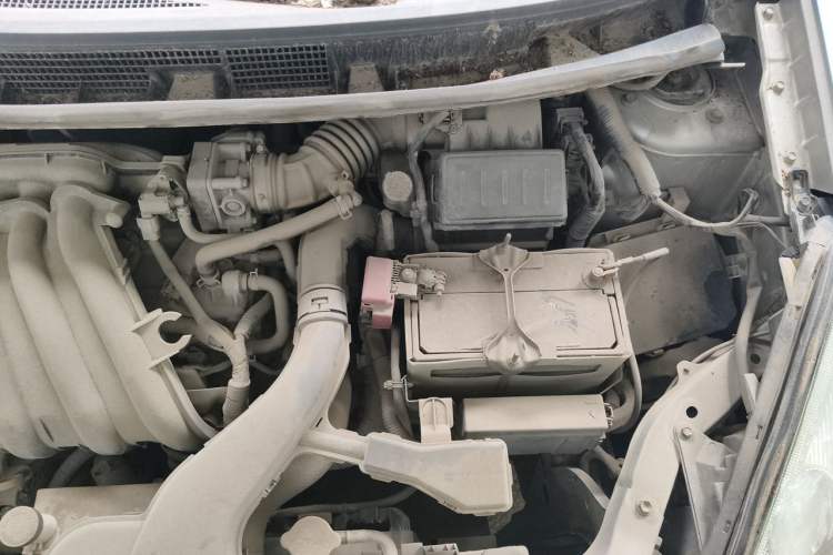 Used Nissan Livina 2010 Jingyue Edition 1.6L Manual All-Around Model Engine Bay Left