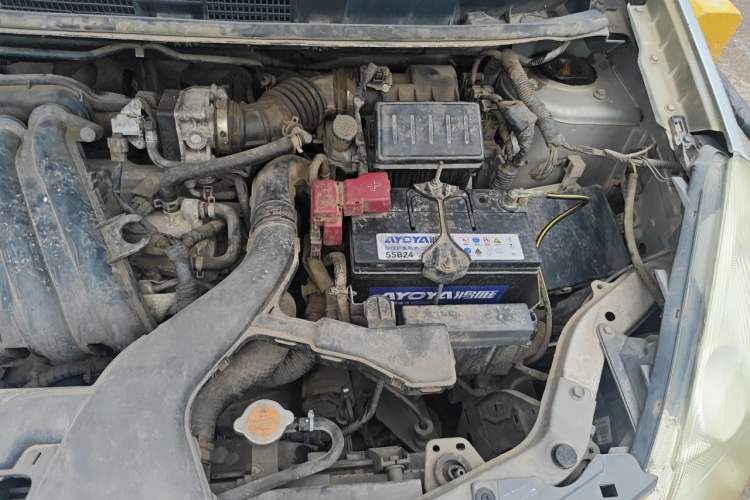 Used Nissan Livina 2010 Jingyue Edition 1.6L Automatic All-in-One Model Engine Bay Left