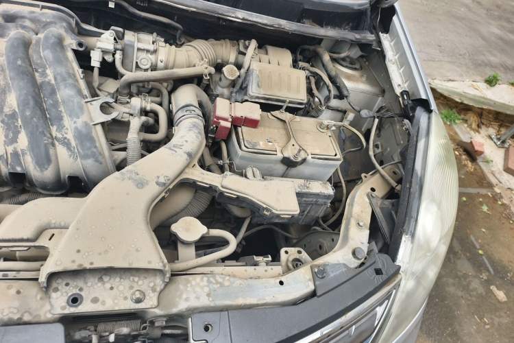 Used Nissan Livina 2010 Jingyue Edition 1.6L Manual All-Around Model Engine Bay Left
