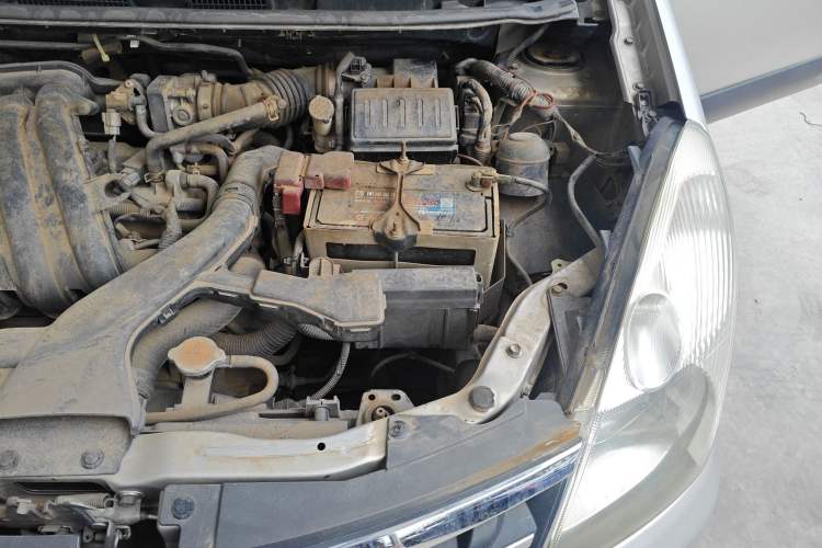 Used Nissan Livina 2010 Jingrui Edition 1.6L Manual Standard Model Engine Bay Left