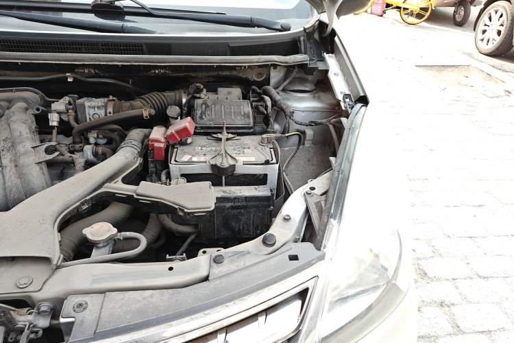Used Nissan Livina 2010 Jingyue Edition 1.6L Manual All-Around Model Engine Bay Left