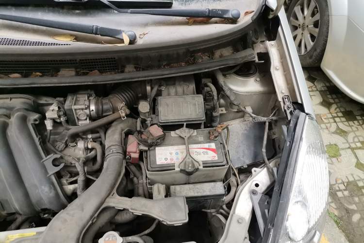Used Nissan Livina 2010 Jingyue Edition 1.6L Manual All-Around Model Engine Bay Left