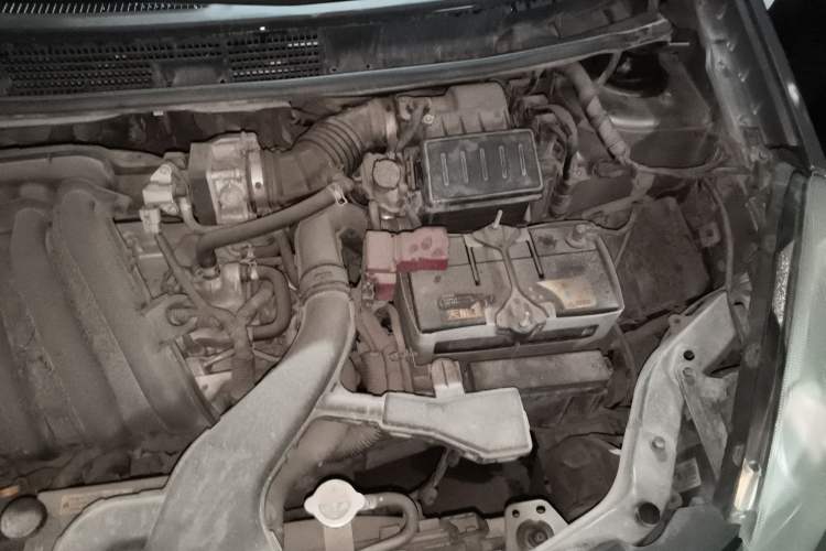 Used Nissan Livina 2010 Jingrui Edition 1.6L Manual Standard Model Engine Bay Left