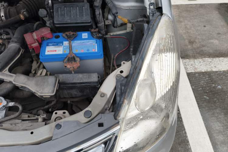 Used Nissan Livina 2010 Jingyue Edition 1.6L Automatic All-in-One Model Engine Bay Left
