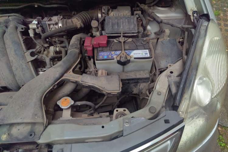 Used Nissan Livina 2010 Jingyue Edition 1.6L Manual All-Around Model Engine Bay Left