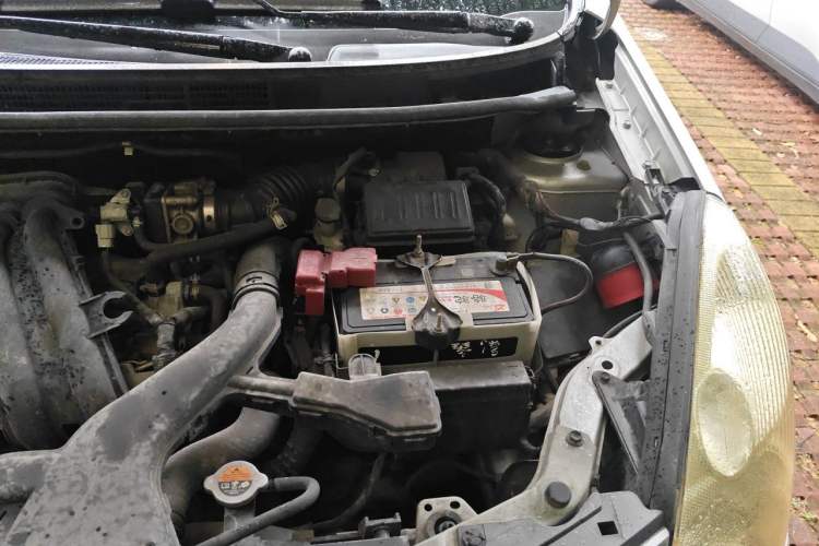 Used Nissan Livina 2010 Jingyue Edition 1.6L Manual Supercharged Model Engine Bay Left
