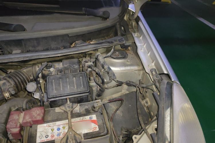 Used Nissan Livina 2010 Jingyue Edition 1.6L Automatic All-in-One Model Engine Bay Left