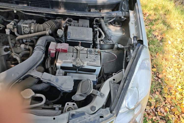 Used Nissan Livina 2010 Jingyue Edition 1.6L Manual All-Around Model Engine Bay Left