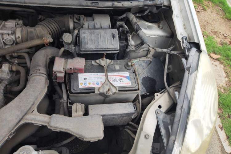 Used Nissan Livina 2010 Jingyue Edition 1.6L Manual All-Around Model Engine Bay Left