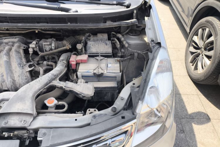 Used Nissan Livina 2010 Jingyue Edition 1.6L Manual All-Around Model Engine Bay Left