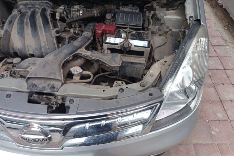 Used Nissan Livina 2010 Jingyue Edition 1.6L Manual All-Around Model Engine Bay Left