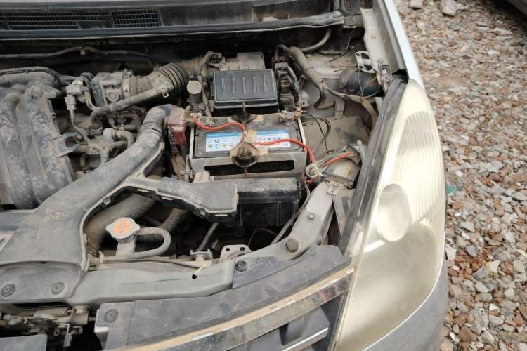 Used Nissan Livina 2010 Jingrui Edition 1.6L Manual Standard Model Engine Bay Left
