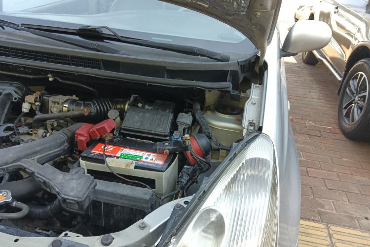 Used Nissan Livina 2010 Jingyue Edition 1.6L Automatic All-in-One Model Engine Bay Left