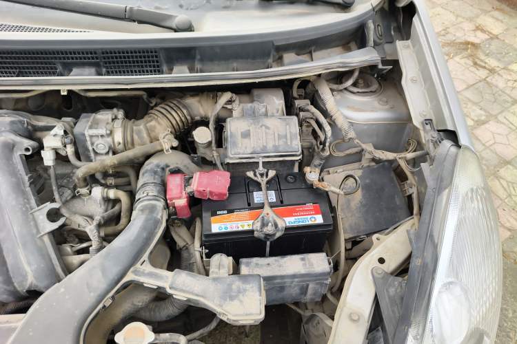 Used Nissan Livina 2010 Jingyue Edition 1.6L Manual All-Around Model Engine Bay Left