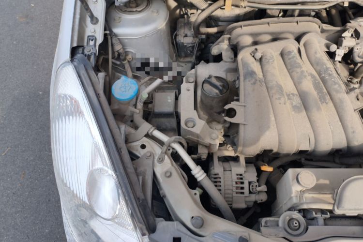 Used Nissan Livina 2010 Jingyue Edition 1.6L Manual All-Around Model Engine Bay Right