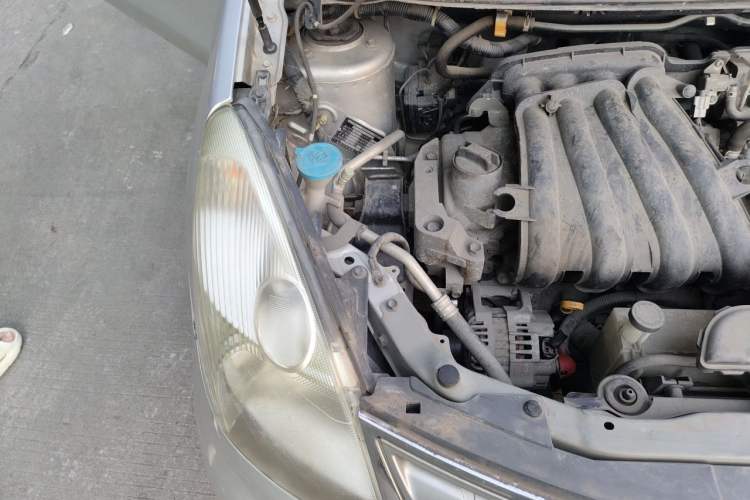Used Nissan Livina 2010 Jingyue Edition 1.6L Manual All-Around Model Engine Bay Right