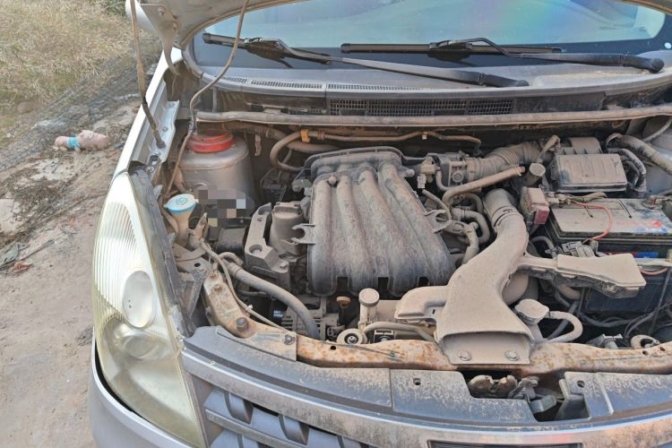 Used Nissan Livina 2010 Jingyue Edition 1.6L Manual All-Around Model Engine Bay Right