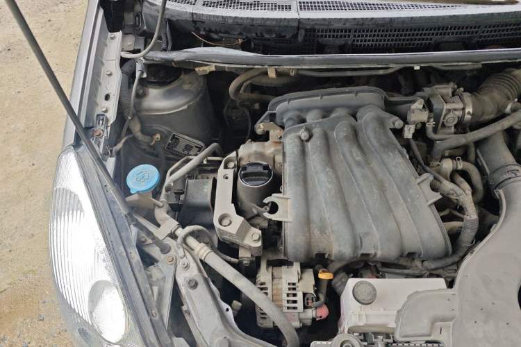 Used Nissan Livina 2010 Jingrui Edition 1.6L Manual Standard Model Engine Bay Right