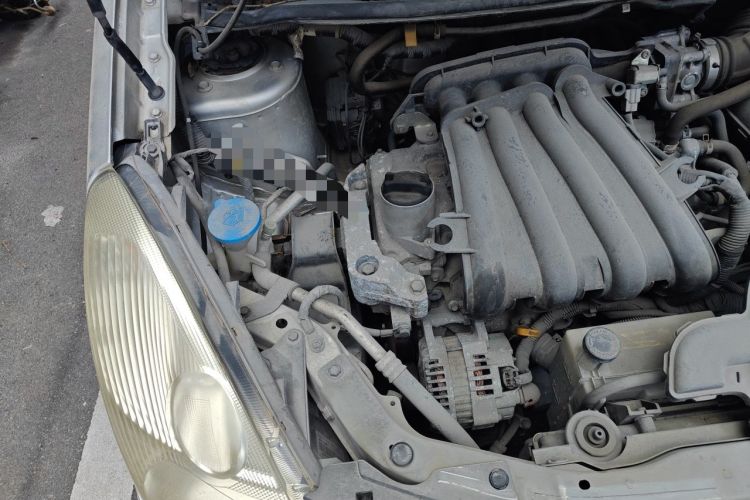 Used Nissan Livina 2010 Jingyue Edition 1.6L Manual All-Around Model Engine Bay Right