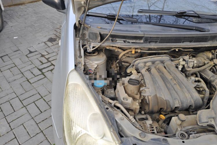 Used Nissan Livina 2010 Jingyue Edition 1.6L Manual All-Around Model Engine Bay Right