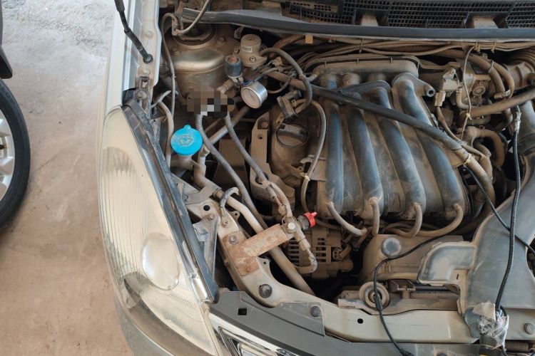 Used Nissan Livina 2010 Jingyue Edition 1.6L Manual All-Around Model Engine Bay Right
