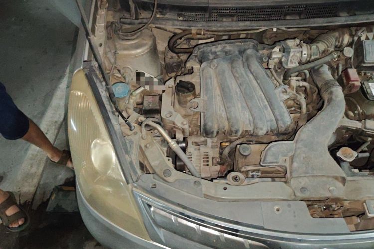 Used Nissan Livina 2010 Jingyue Edition 1.6L Manual All-Around Model Engine Bay Right