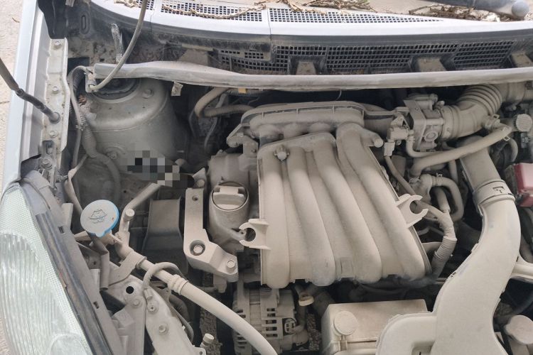 Used Nissan Livina 2010 Jingyue Edition 1.6L Manual All-Around Model Engine Bay Right